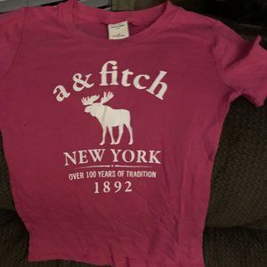 ABERCCROMBIE A&F KIDS TEE SIZE S RETAILS FOR 19.99 -